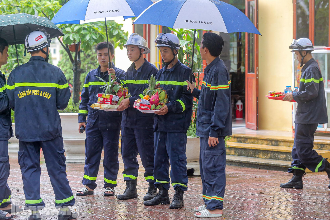 Mặc dù Hà Nội trời mưa rào và dông, không ngớt, các chiến sĩ PCCC và CHCN quận Bắc Từ Liêm đến Nghĩa trang liệt sĩ thành phố Hà Nội ( phường Tây Tựu, quận Bắc Từ Liêm) để thắp hương cho những người đồng đội hy sinh trong vụ cháy quán karaoke.