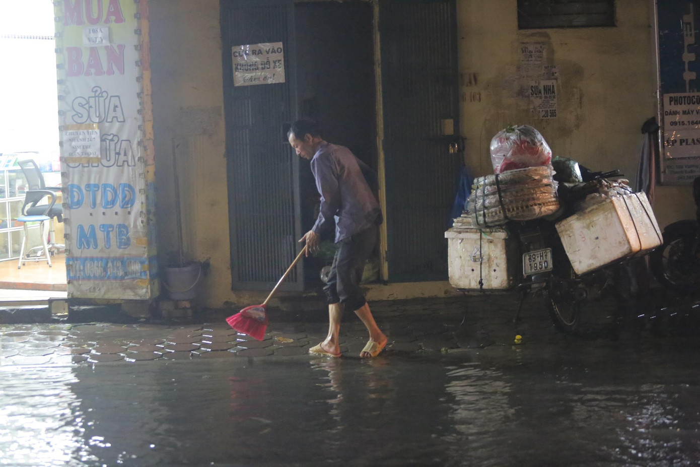 Người dân ngăn nước không cho tràn vào nhà.