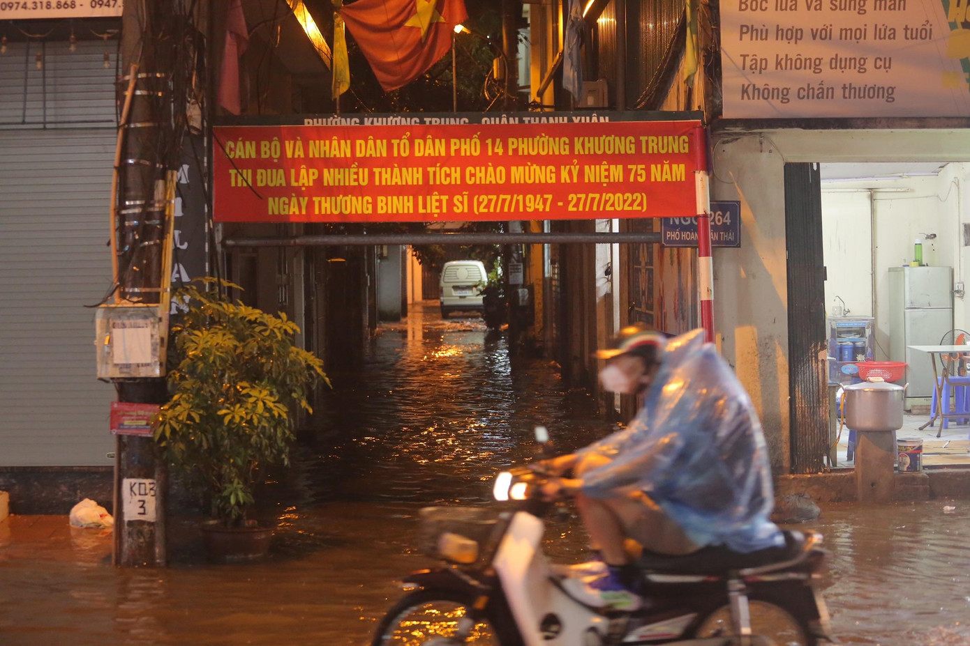 Một con ngõ trên phố Hoàng Văn Thái chìm trong nước.