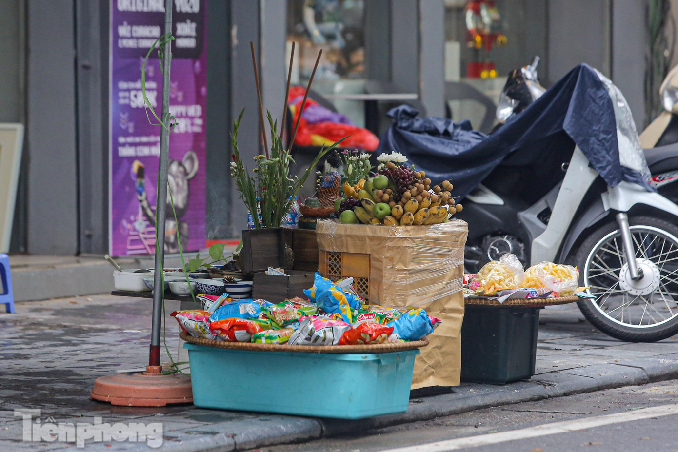 Một mâm lễ cầu được người dân khu phố cổ bày ra vỉa hè.
