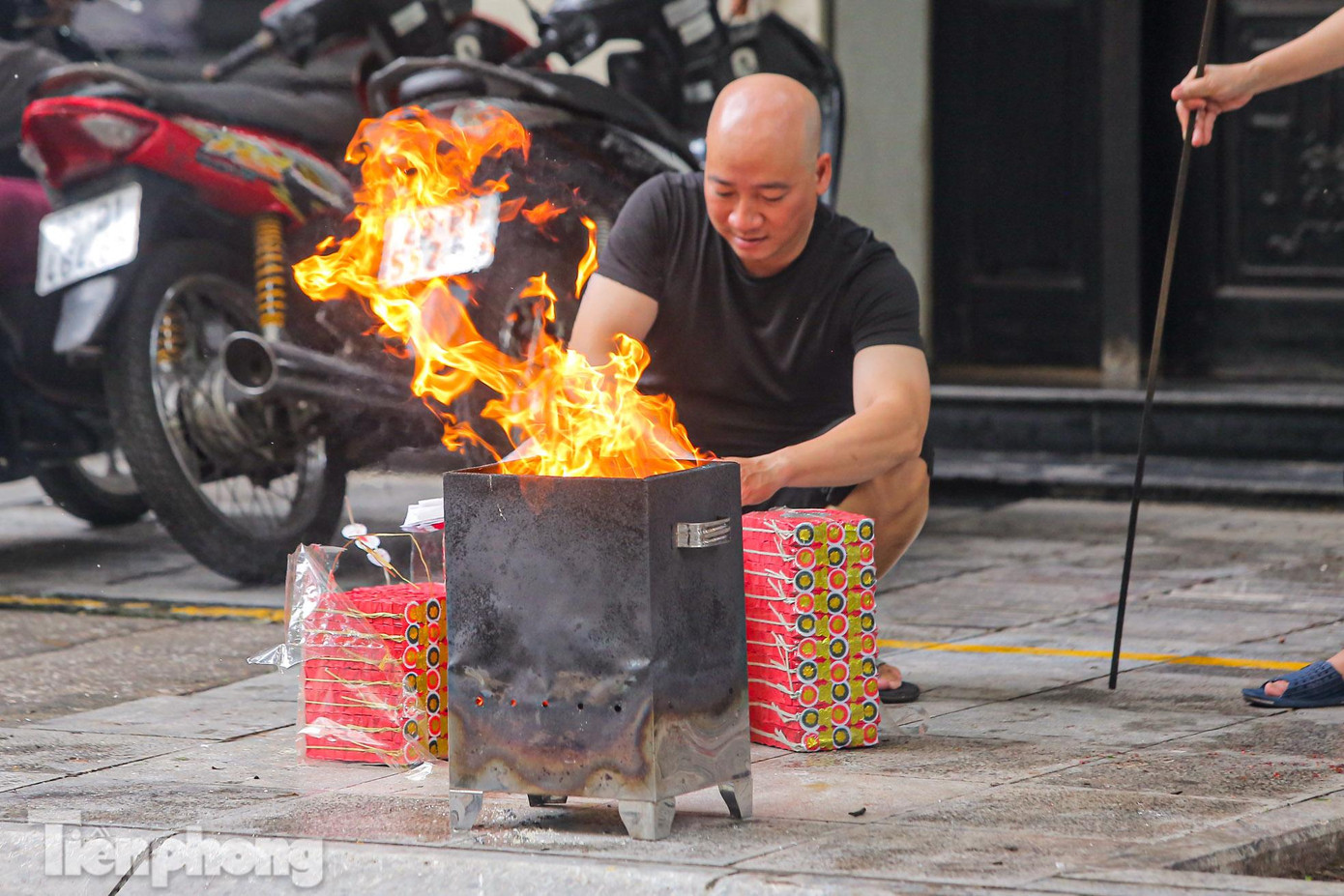 Ghi nhận của PV, trên các con phố cổ Hà Thành như Hàng Ngang, Hàng Đào, Hàng Buồm, Hàng Bông... một số người dân sinh sống tại đây sắp mâm lễ cúng, đốt vàng mã ngay tại vỉa hè, lòng đường, khiến cả khu nghi ngút khói.