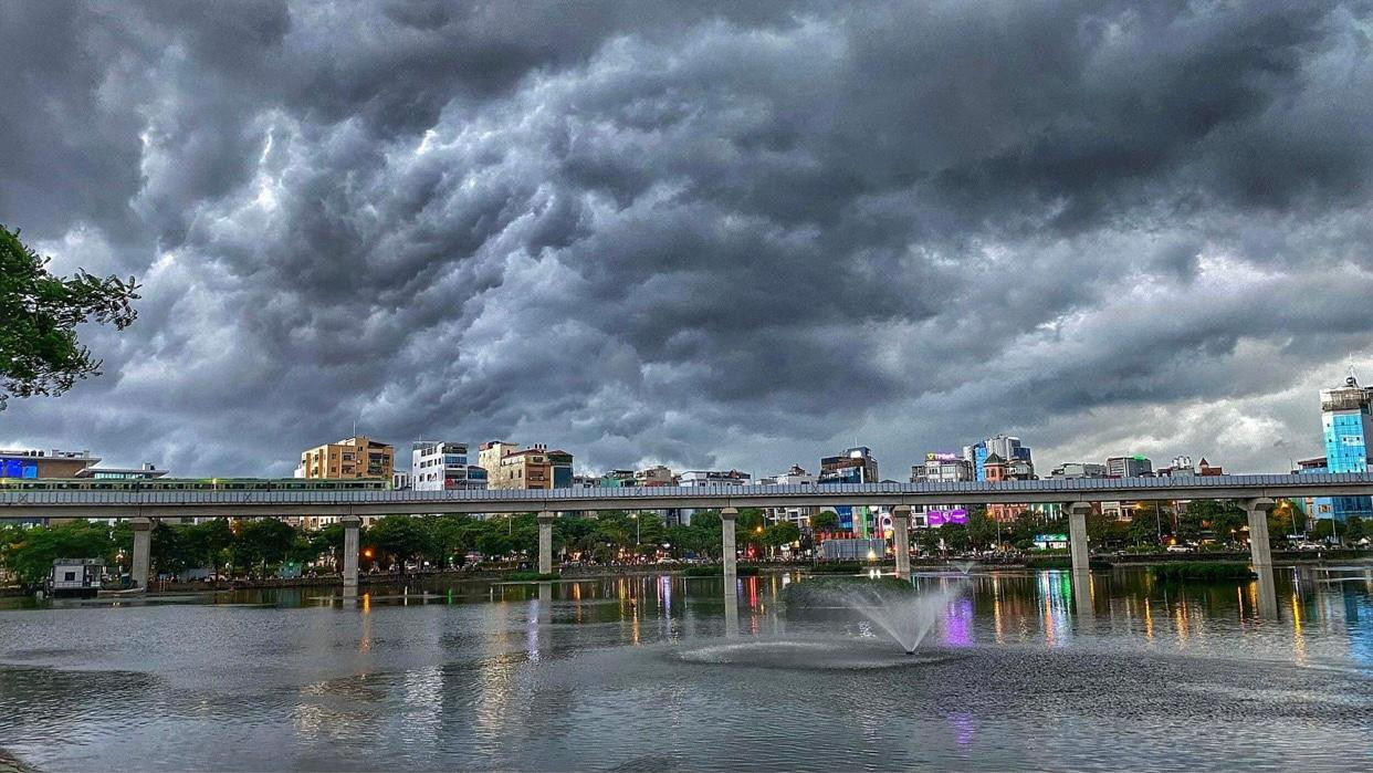 Mây đen nhanh chóng phủ kín bầu trời tại Hà Nội vào chiều tối nay (11/8).