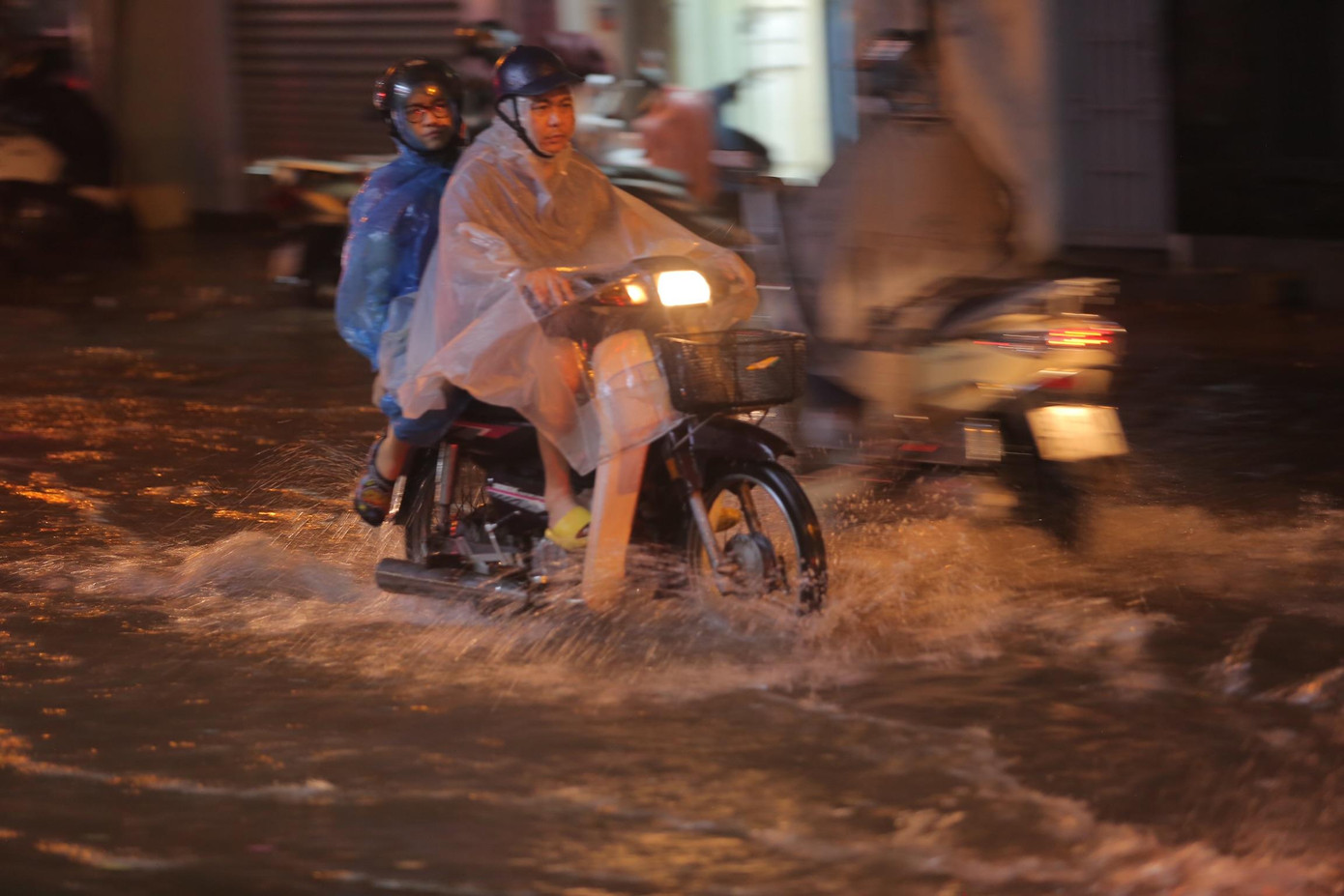 Cứ mưa là... lội.