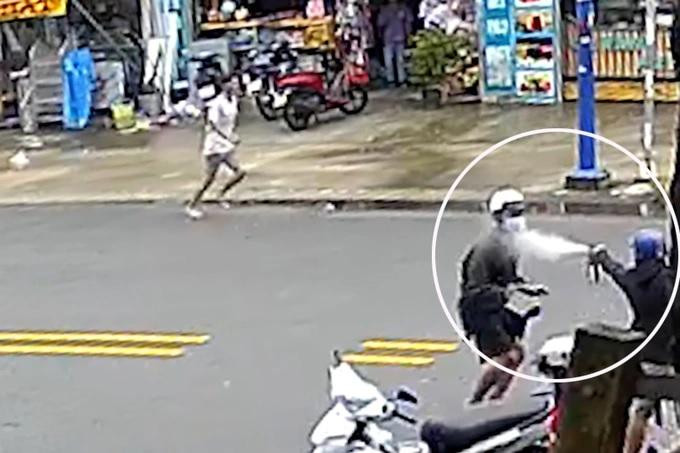 Người dân truy đuổi bị xịt hơi cay vào mặt (ảnh cắt từ clip).