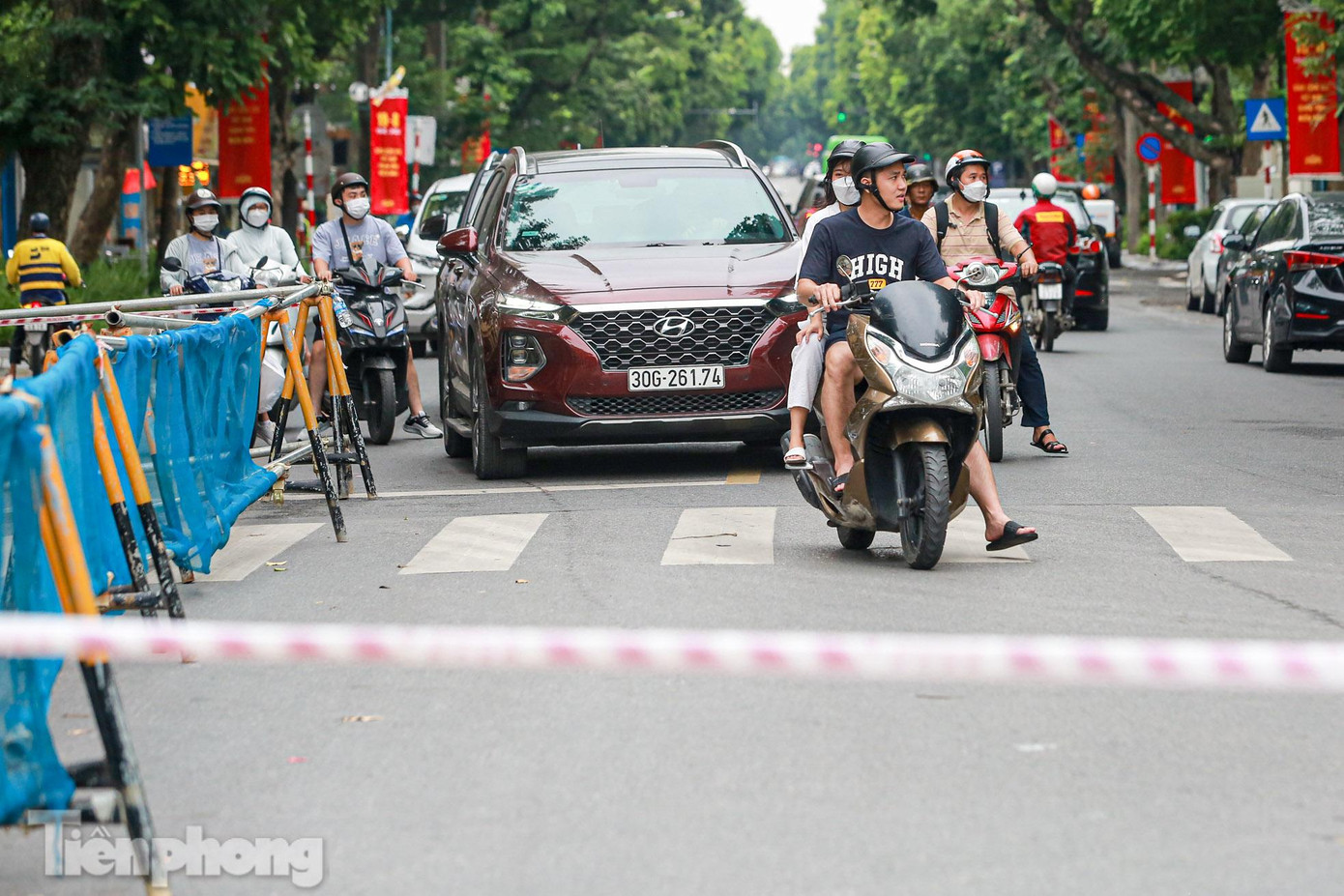 Là ngày đầu phân luồng giao thông nên nhiều người điều khiển phương tiện còn bỡ ngỡ khi đi vào khu vực.