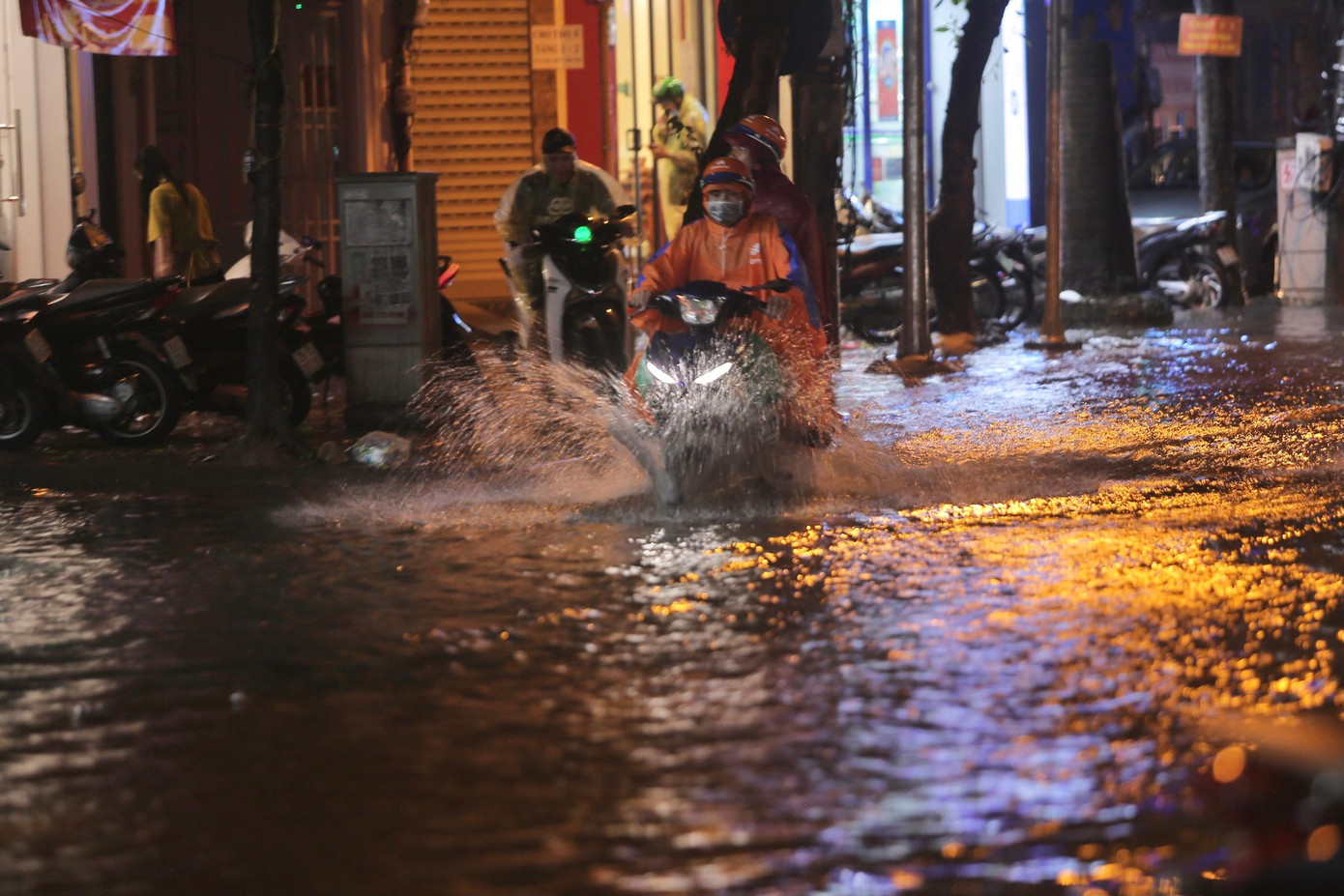 Những vùng mây đối lưu sẽ tiếp tục phát triển và đang có xu hướng di chuyển lên phía Bắc gây mưa rào và dông cho các các quận/huyện khác của TP Hà Nội. Trong mưa dông có khả năng xảy ra lốc, sét, mưa đá và gió giật mạnh.