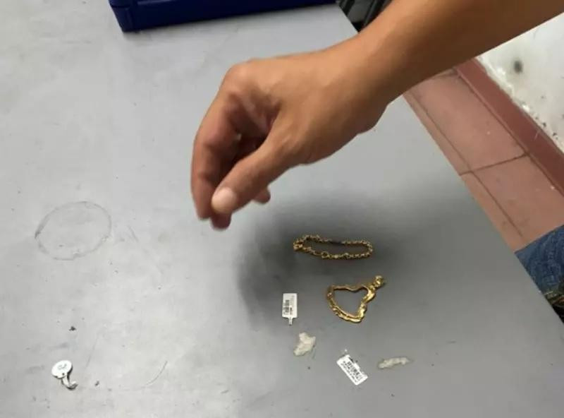 Vàng được người dân mang đến giao nộp cho cơ quan công an