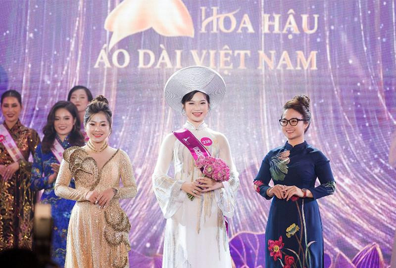 Lê Khắc Anna nhận giải Người đẹp Phong cách tại Cuộc thi Hoa hậu Áo dài Việt Nam 2022