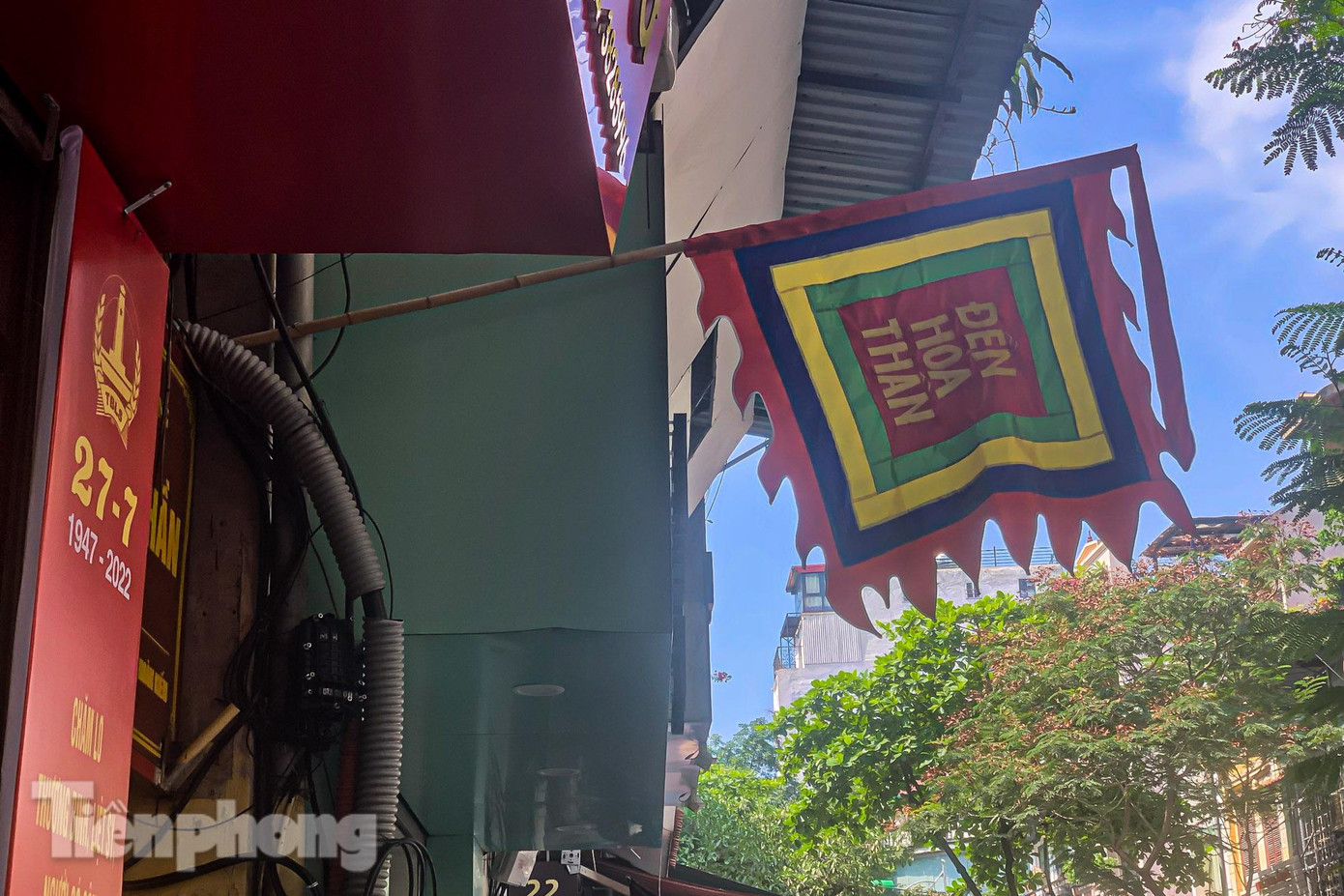 Đây là ngôi đền duy nhất miền Bắc thờ thần Lửa kết hợp với thờ Phật và Tam tòa thánh mẫu (tam giáo đồng nguyên) và cũng là ngôi đền duy nhất Hà Nội có sư trụ trì.