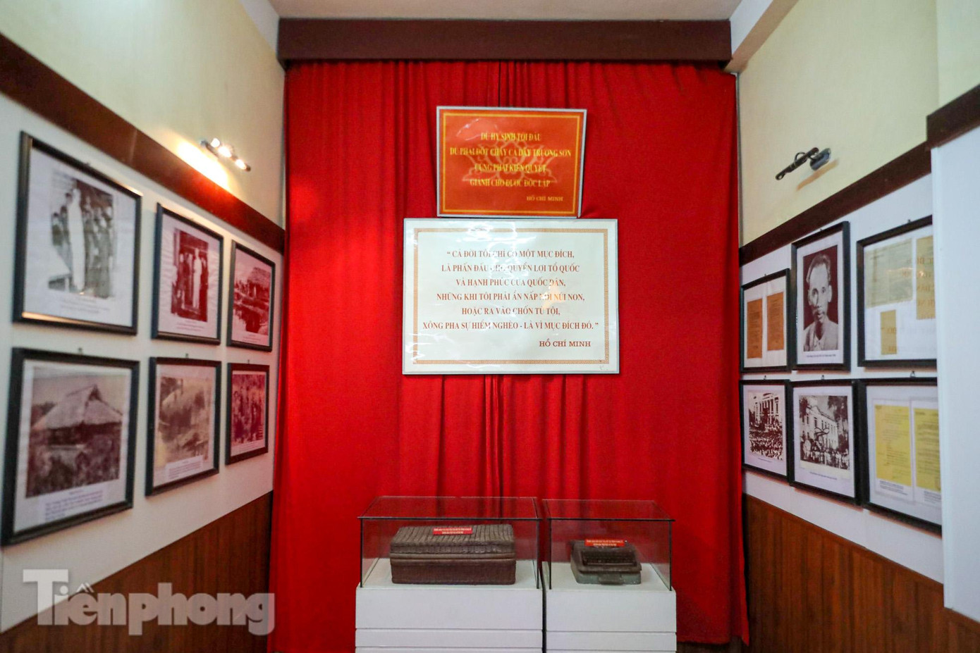 Phòng trưng bày di vật của di tích nhà cụ An.