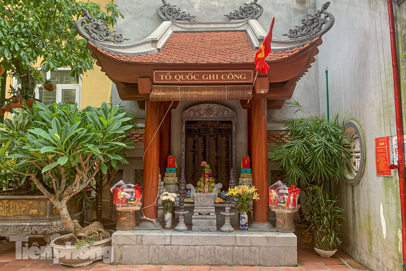 Trên vị trí một điện thờ cũ của đền, chính quyền đã xây dựng nhà bia tưởng niệm liệt sĩ của phường Cửa Đông.