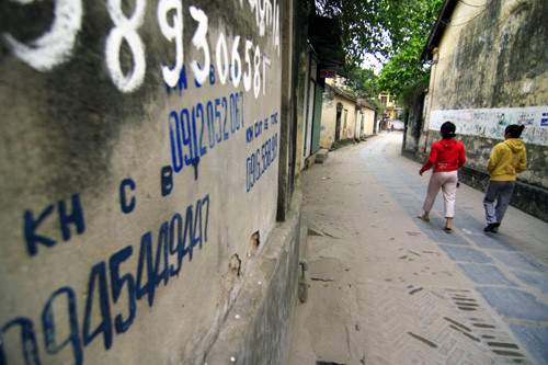 Sự xâm phạm của con người lên con đường lát đá xanh hầu như không có