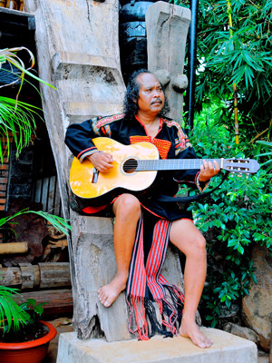 Hát dưới chân cầu thang nhà sàn