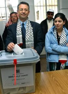 Thủ tướng Palestin Ahmed Qurei tham gia bỏ phiếu tại ngoại ô Jerusalem Ứng cử viên Mahmoud Abbas tham gia bỏ phiếu tại Ramallah thuộc khu Bờ Tây Ứng cử viên Mustafa Barghouti tham gia bỏ phiếu ở khu Bờ Tây Một phụ nữ Palestin bỏ phiếu tại trại tỵ nạnRafah, phía Nam dải Gaza Rauhi Fattouh, thành viên ban giám sát tổ chức bầu cử Palestin tham gia bỏ phiếu tại trại tỵ nạn Rafah Nhiều người dân Palestin đã đến các địa điểm bỏ phiếu từ sáng sớm để tham gia cuộc bỏ phiếu