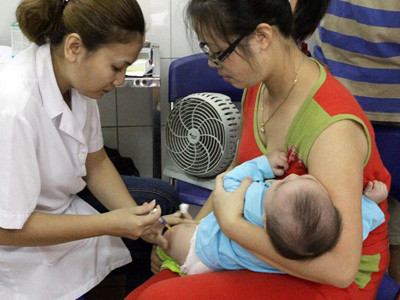 Hà Nội khó hoàn thành kế hoạch tiêm chủng vaccine do phần lớn giấy chứng nhận của cán bộ y tế quá hạn.	Ảnh: Dương Ngọc