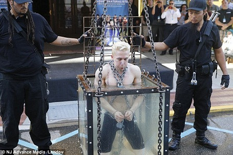 Ảo thuật gia suýt chết ngạt khi đang trình diễn ảnh 1