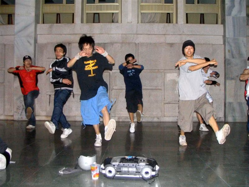 10 tuổi đã nghiền Hip - hop Minh Hoàng (nhóm Halley): Nổi nhạc lên! Những chàng trai đam mê Hip - hop Chiều nào họ cũng tập ở sân vận động... vỉa hè "Đại bản doanh" của nhóm BigToe Hip - hop đâu cứ phải... mày râu