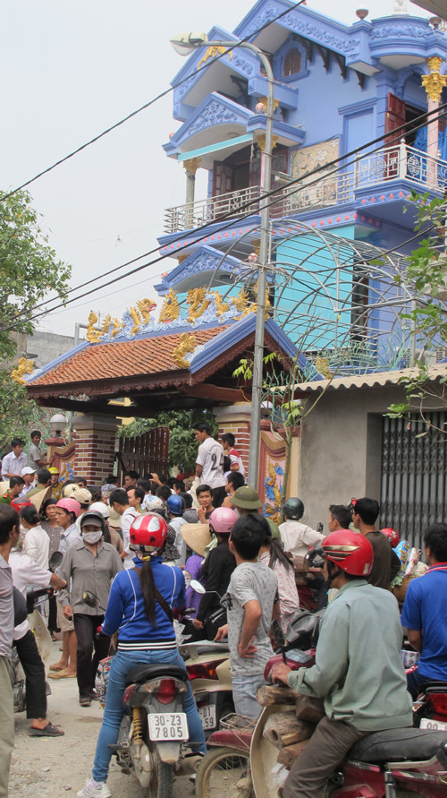 Người dân đến xem việc bắt "Cậu Thủy".