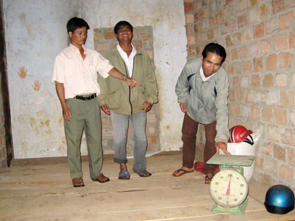 Ngân hàng LTCĐ thôn 7, xã Đăk Uy dân vay hết lúa trong kho. Ảnh: Nguyên Khanh