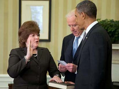 Bà Julia Pierson trong lễ tuyên thệ nhậm chức giám đốc đội Mật vụ hồi tháng ba. Ảnh: AP