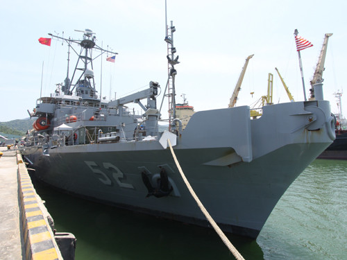 USNS Salvor thuộc lớp tàu Safeguard có độ choán nước 3.282 tấn, dài 73 m