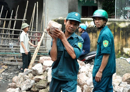 Lực lượng chứ năng dùng đá lấp hố