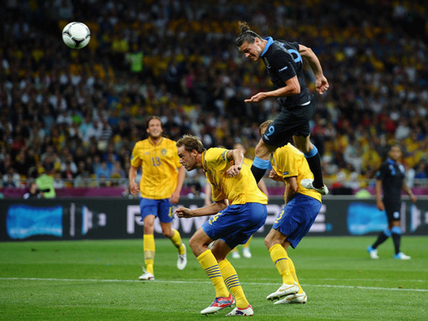Pha đánh đầu của Andy Carroll vào lưới Thụy Điển được xem là đẹp nhất Euro 2012. Ảnh: Getty Images