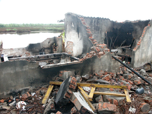 Ngôi nhà một tầng bị đập phá