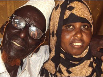 Cụ ông Ahmed Muhamed Dore và cô vợ trẻ Safia Abdulleh
