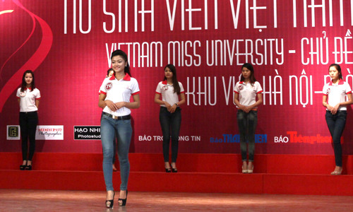 Sau phần thi, các thí sinh đã cùng tập luyện chuẩn bị cho phần trình diễn áo dài