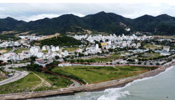 Đất vàng ven biển Nha Trang tại dự án Trimet Nha Trang bị bỏ hoang nhiều năm. Người dân kiến nghị thu hồi để làm công viên, khu vui chơi công cộng.