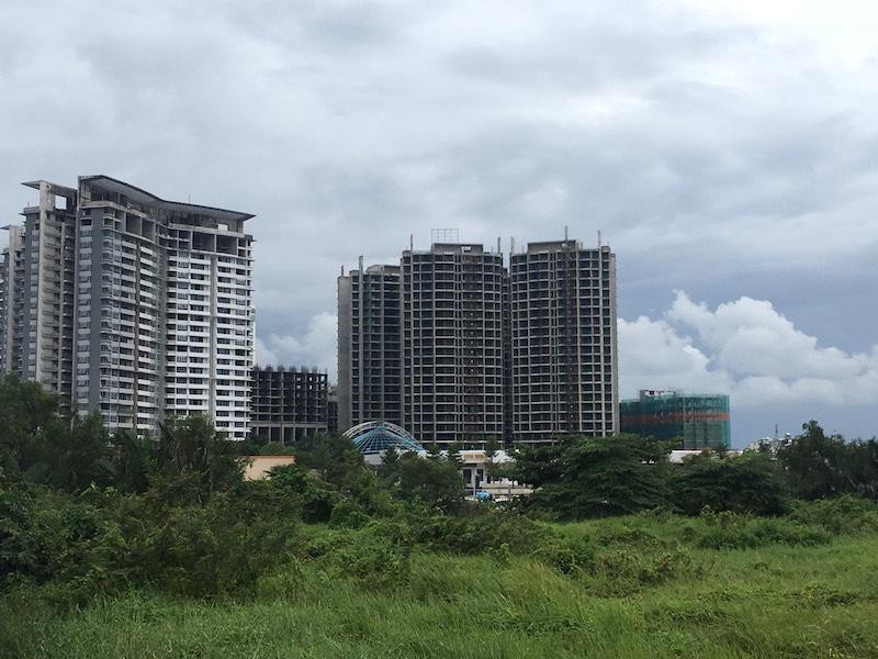 Theo các chuyên gia, mặc dù tồn kho của các doanh nghiệp BĐS đang “chất đống” nhưng giá thành phẩm thay vì giảm lại tăng lên sẽ khiến việc thanh khoản thành phẩm của doanh nghiệp gặp khó khăn hơn. Theo các chuyên gia, mặc dù tồn kho của các doanh nghiệp BĐS đang “chất đống” nhưng giá thành phẩm thay vì giảm lại tăng lên sẽ khiến việc thanh khoản thành phẩm của doanh nghiệp gặp khó khăn hơn.