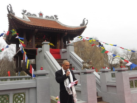 Ông Nguyễn Cảnh Hồng Lĩnh – Phó Tổng Giám đốc Cty INCENTRA phát biểu khai trương, nhấn mạnh ý nghĩa tâm linh của Chùa Một Cột đối với cộng đồng Việt Nam tại Mátxcơva nói riêng và cả Liên bang Nga nói chung.