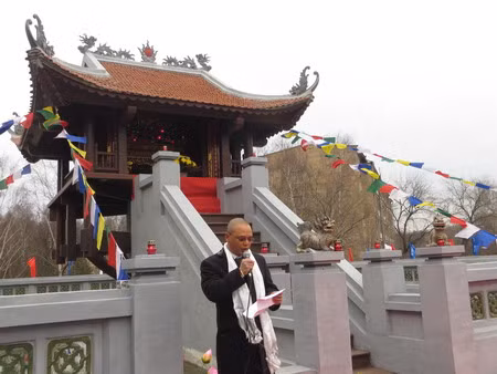 Ông Nguyễn Cảnh Hồng Lĩnh – Phó Tổng Giám đốc Cty INCENTRA phát biểu khai trương, nhấn mạnh ý nghĩa tâm linh của Chùa Một Cột đối với cộng đồng Việt Nam tại Mátxcơva nói riêng và cả Liên bang Nga nói chung.