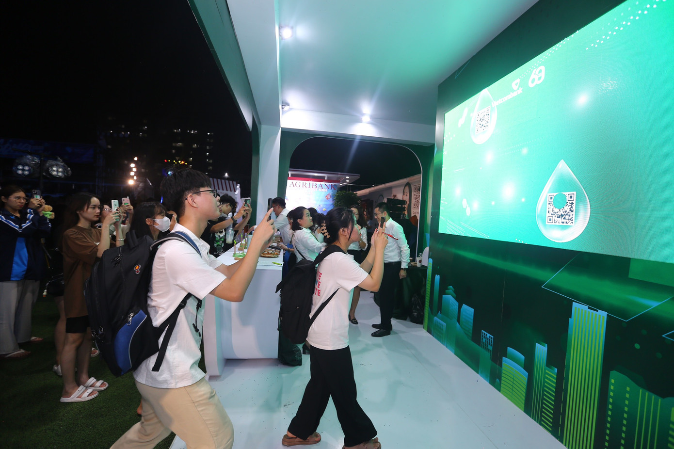 Quét mã QR trên màn hình của Vietcombank.