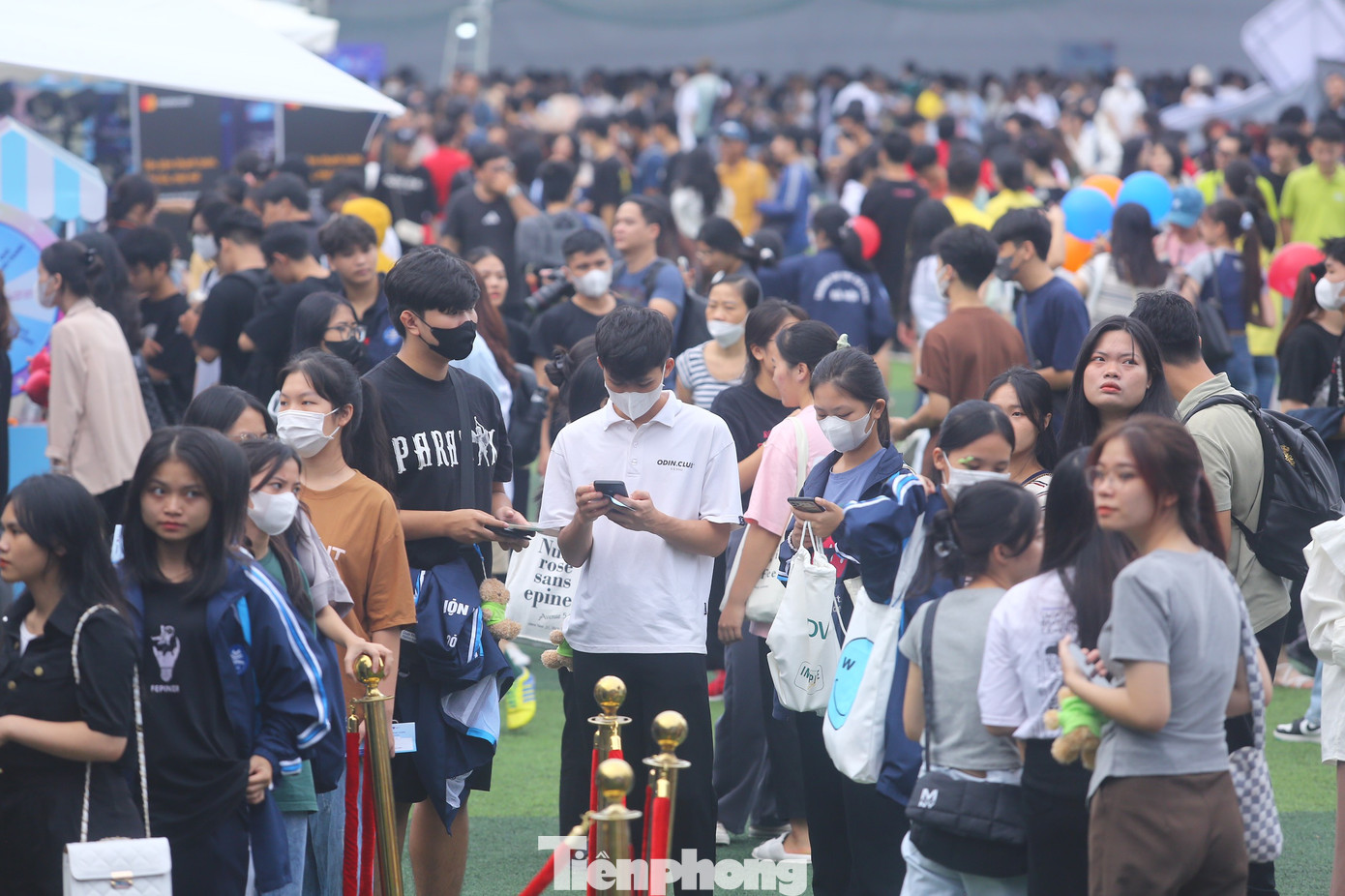 Dù xếp hàng, chờ đợi nhưng các bạn trẻ háo hức, tươi vui vì thời tiết mát mẻ trong Sân vận động trường Đại học Sư phạm Hà Nội. Dù xếp hàng, chờ đợi nhưng các bạn trẻ háo hức, tươi vui vì thời tiết mát mẻ trong Sân vận động trường Đại học Sư phạm Hà Nội.