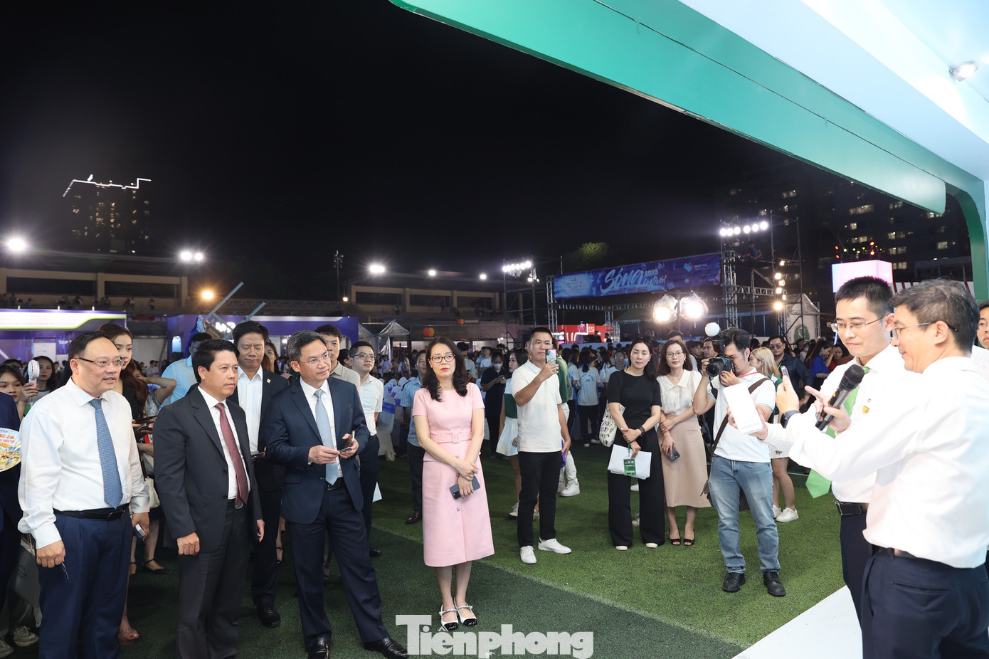 Tại gian hàng ngân hàng Vietcombank, lãnh đạo Ngân hàng Nhà nước và Hà Nội nghe ngân hàng giới thiệu sự phát triển của công nghệ giúp thanh toán trở nên dễ dàng hơn.