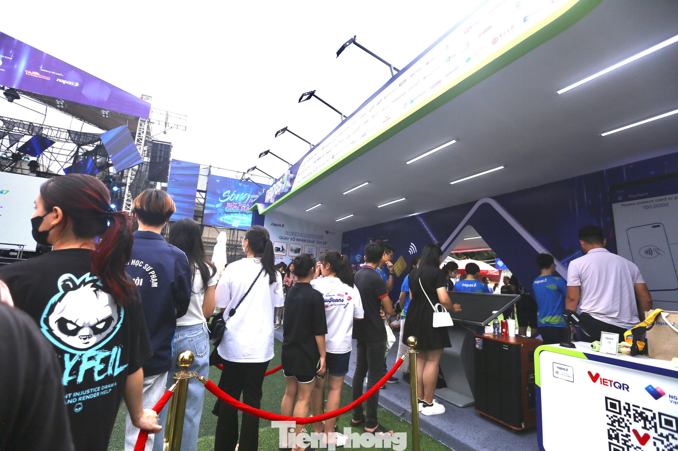 Càng cuối ngày sinh viên kéo đến càng đông và xếp hàng chờ đến lượt. Càng cuối ngày sinh viên kéo đến càng đông và xếp hàng chờ đến lượt.