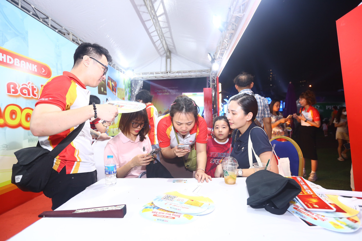HD bank cung cấp thông tin trải nghiệm cho khách hàng đến tham gia gian hàng.