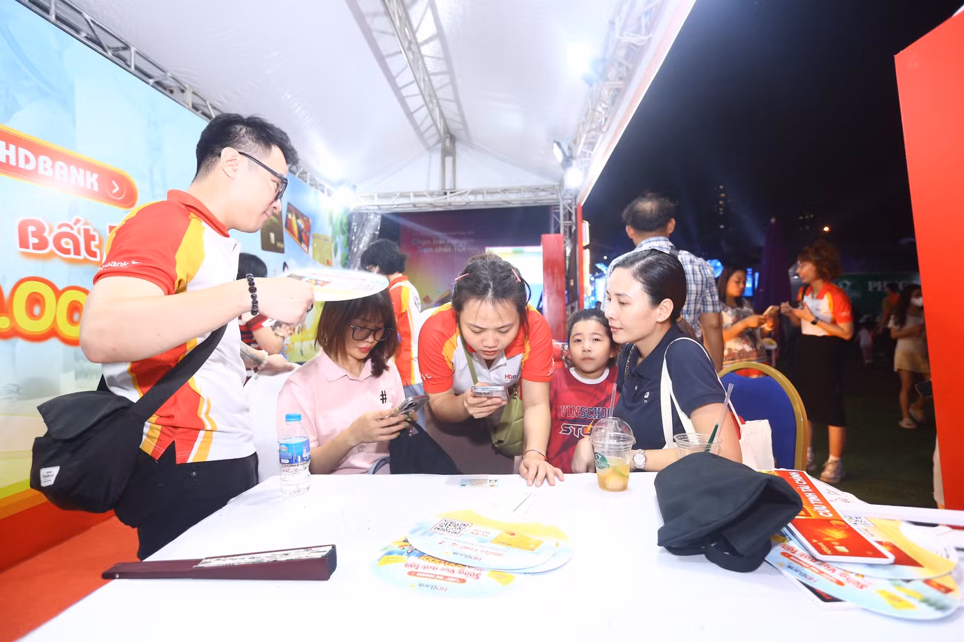 HD bank cung cấp thông tin trải nghiệm cho khách hàng đến tham gia gian hàng.
