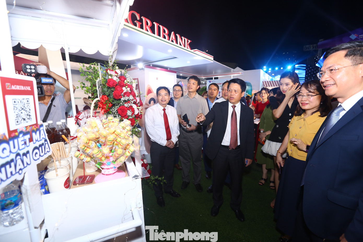 Tại gian hàng Agribank, Phó Thống đốc Ngân hàng Nhà nước ngạc nhiên vì thiết kế gian hàng ấn tượng với các món hàng hấp dẫn sinh viên như: nước uống, kẹo, gấu bông.