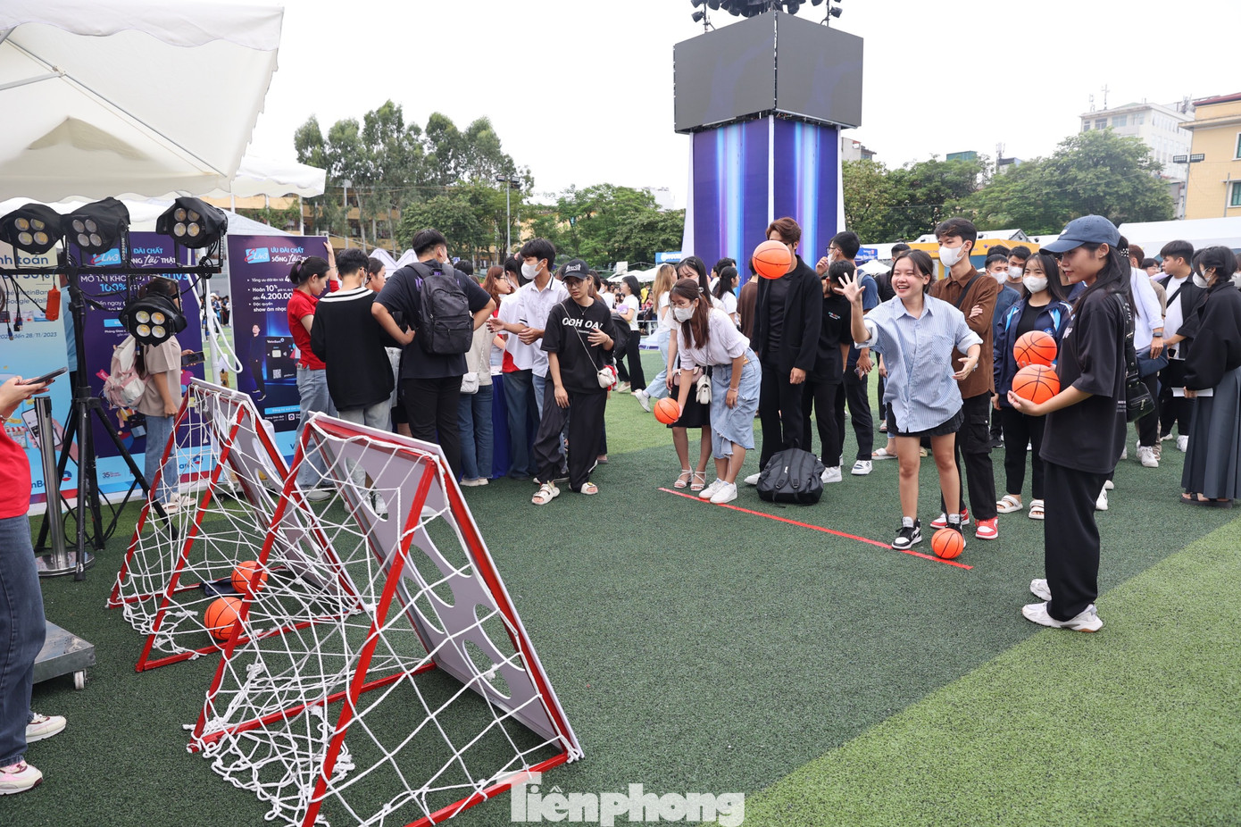 Một trò chơi ném bóng thu hút nhiều sinh viên tham gia. Một trò chơi ném bóng thu hút nhiều sinh viên tham gia.