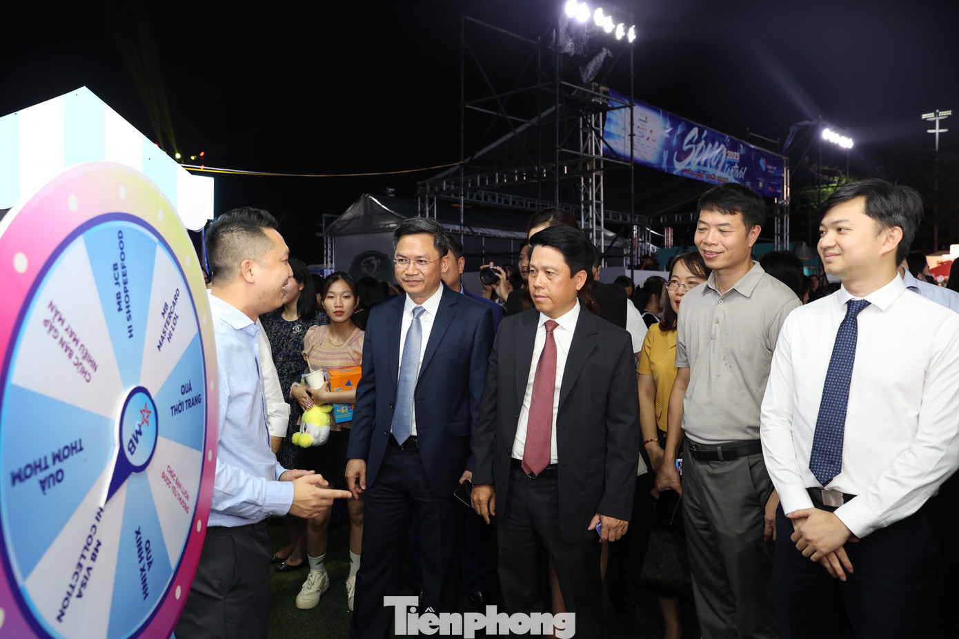 Phó Thống đốc Ngân hàng Nhà nước Phạm Tiến Dũng, Phó Chủ tịch UBND thành phố Hà Nội Hà Minh Hải và anh Nguyễn Minh Triết, Bí thư T.Ư Đoàn, Chủ tịch T.Ư Hội Sinh viên Việt Nam nghe đại diện gian hàng của ngân hàng MB tại Ngày thẻ Việt Nam 2023 - Sóng Festival chia sẻ công nghệ thanh toán contactless, mã QR, công nghệ NFC, Digital bank, công nghệ eKYC (công nghệ định danh trực tuyến).