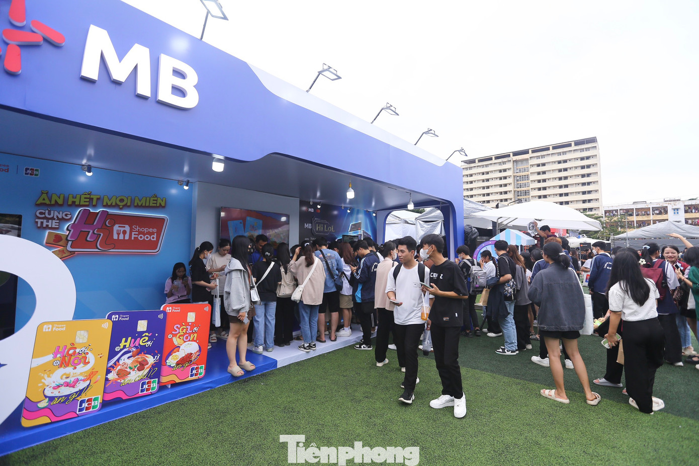 Các bạn trẻ chờ đợi tham gia trả lời câu hỏi tại ngân hàng MB. Các bạn trẻ chờ đợi tham gia trả lời câu hỏi tại ngân hàng MB.