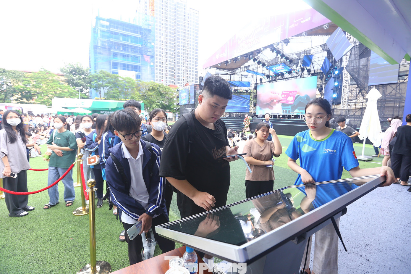 Chỉ cần mất 20 giây, sinh viên trả lời câu hỏi nhận quà tại gian hàng. Chỉ cần mất 20 giây, sinh viên trả lời câu hỏi nhận quà tại gian hàng.