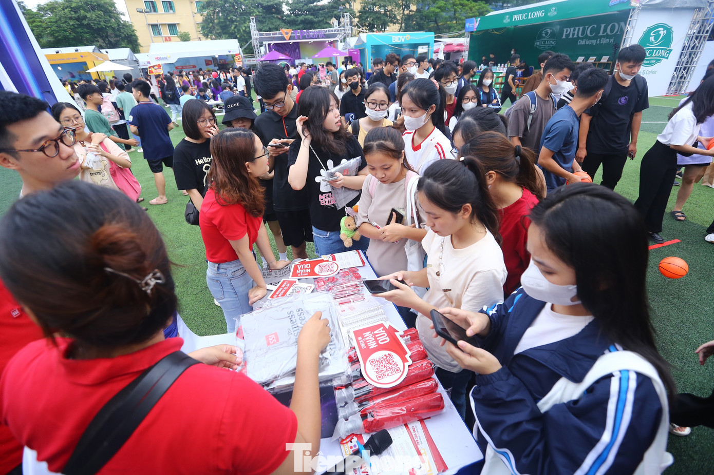Sinh viên chờ xếp hàng mở tài khoản nhận quà như: ô, túi xách, gấu bông… Sinh viên chờ xếp hàng mở tài khoản nhận quà như: ô, túi xách, gấu bông…