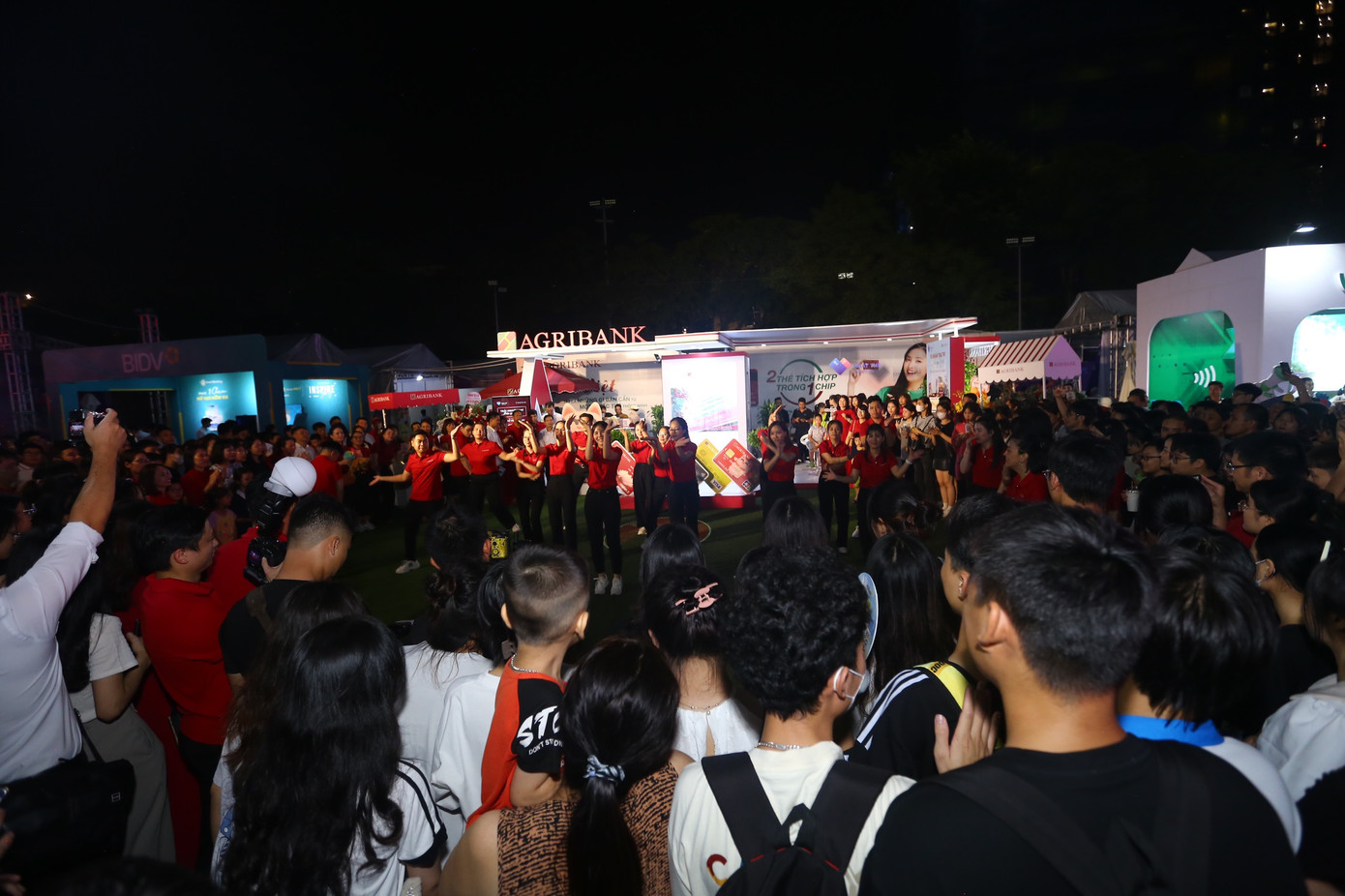 Hàng trăm sinh viên xếp hàng tại gian hàng Agribank chờ chơi trò chơi nhận quà.