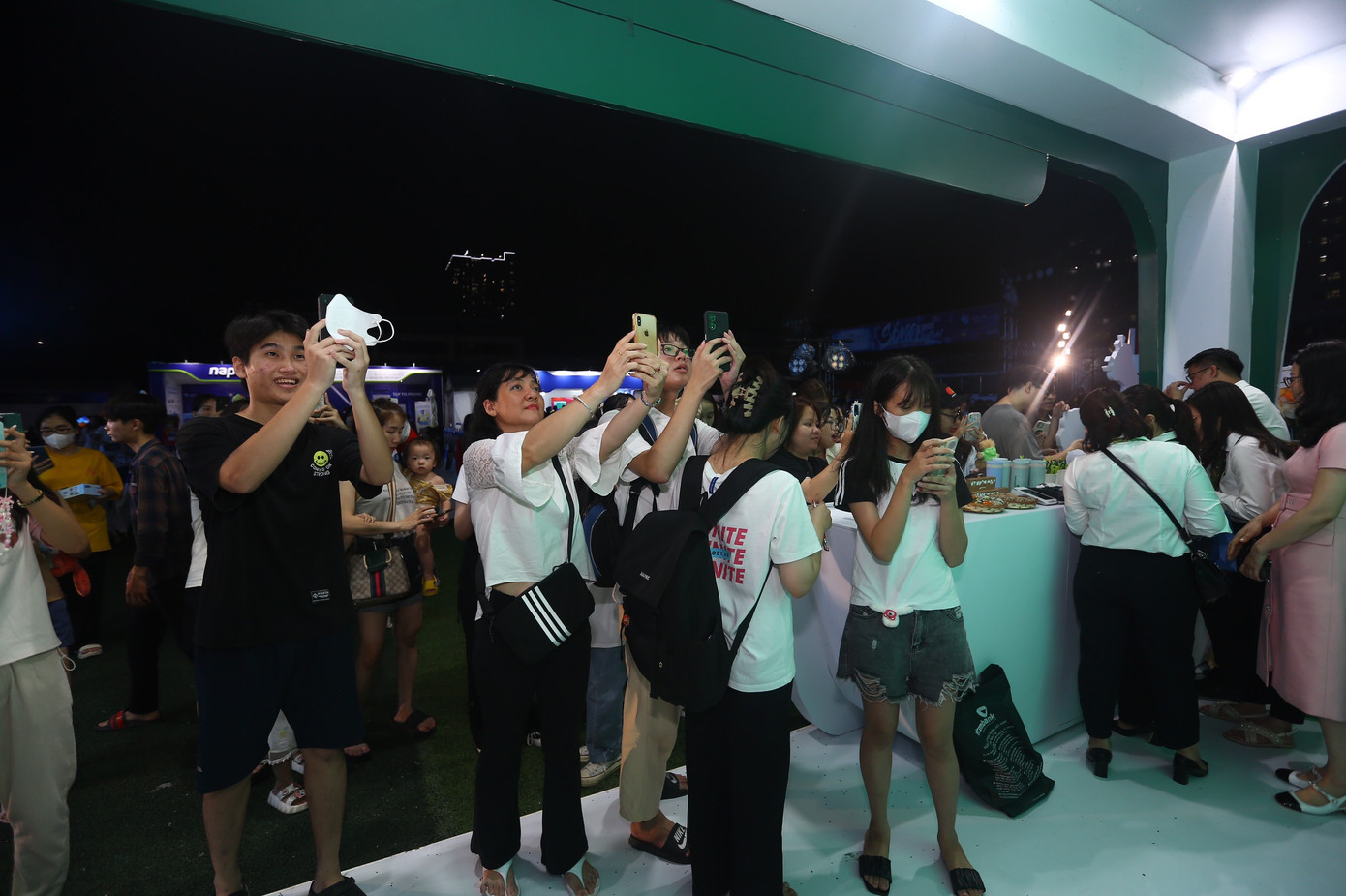 Gian hàng Vietcombank trải nghiệm trả lời câu hỏi trên màn hình.