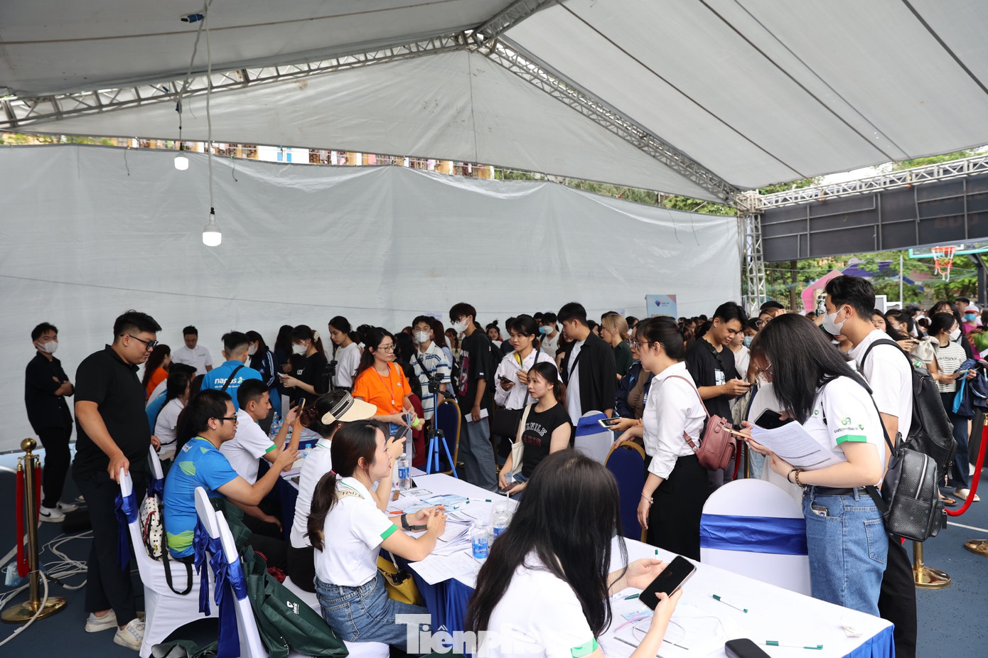 Thời tiết mát mẻ, sinh viên “kéo nhau” đến ngày một đông. Thời tiết mát mẻ, sinh viên “kéo nhau” đến ngày một đông.