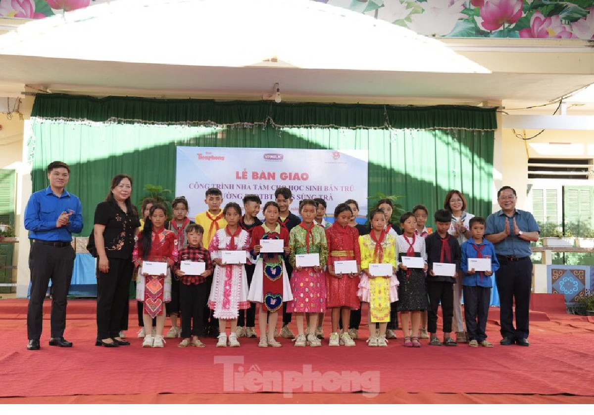 Lễ bàn giao công trình nhà tắm tại trường Phổ thông dân tộc bán trú trung học cơ sở Sủng Trà (huyện Mèo Vạc, tỉnh Hà Giang).